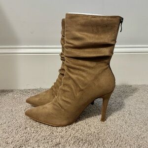 Pretty Journee Collection size 7 tan Markie faux suede slouch bootie